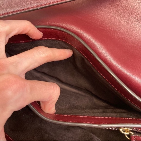 Michael kors Cary medium grommeted saddle bag in burgundy leather - Picture 8 of 13